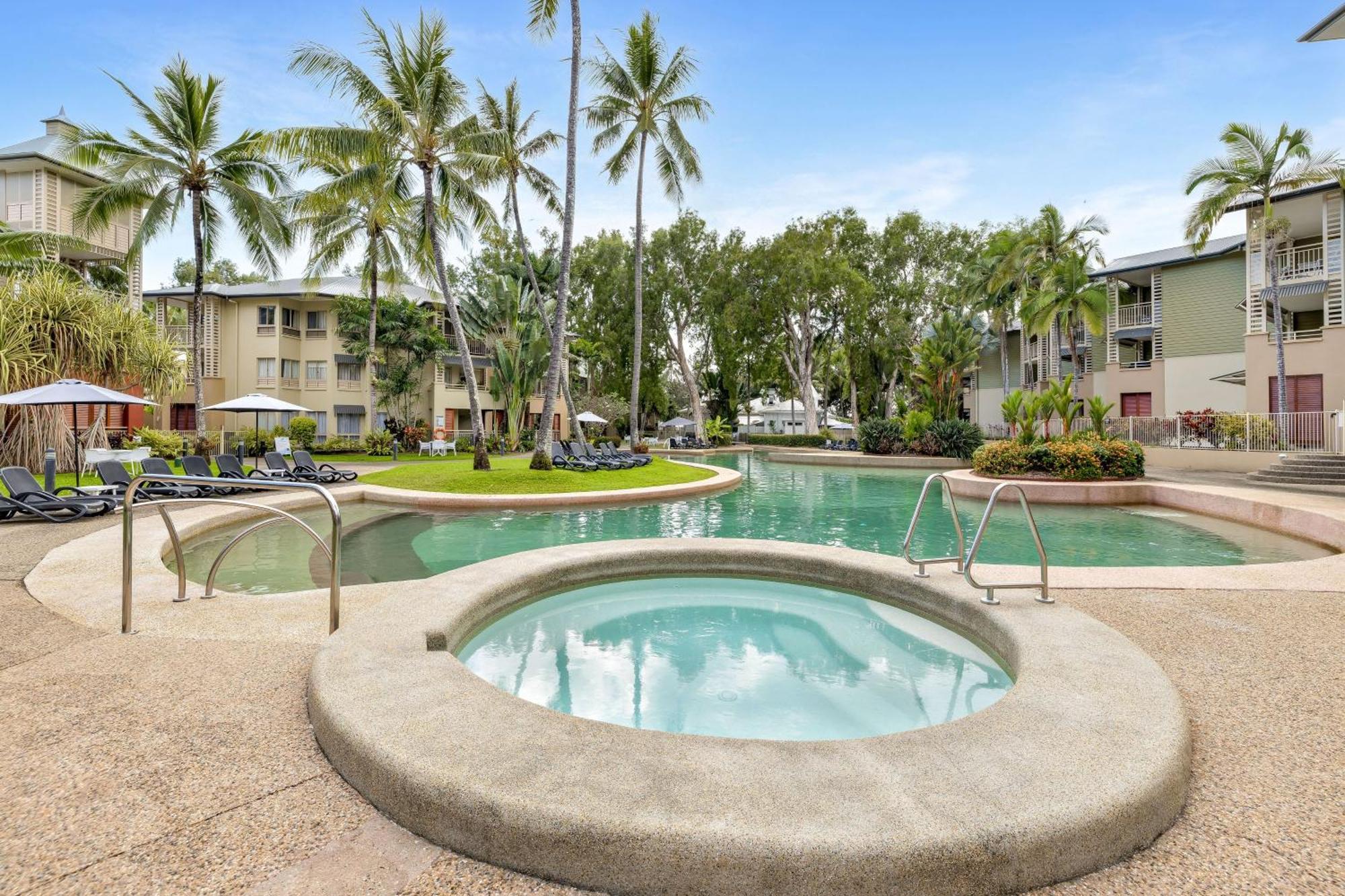 Mantra Amphora Hotel Palm Cove Exterior photo