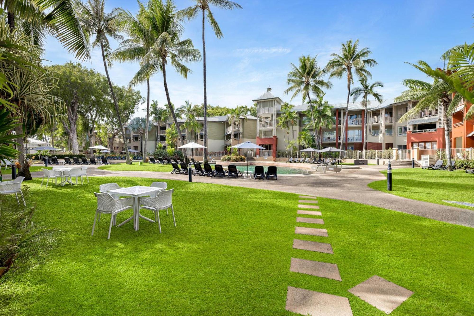 Mantra Amphora Hotel Palm Cove Exterior photo