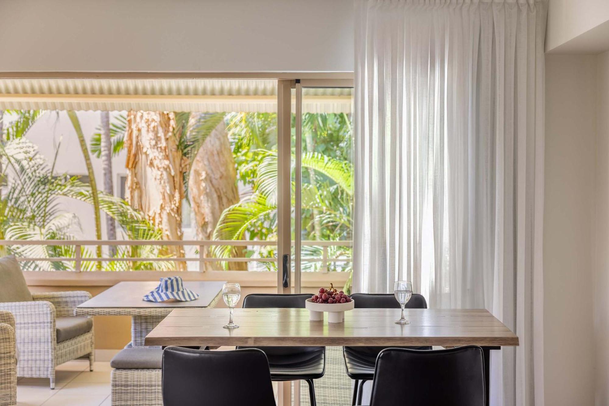 Mantra Amphora Hotel Palm Cove Exterior photo