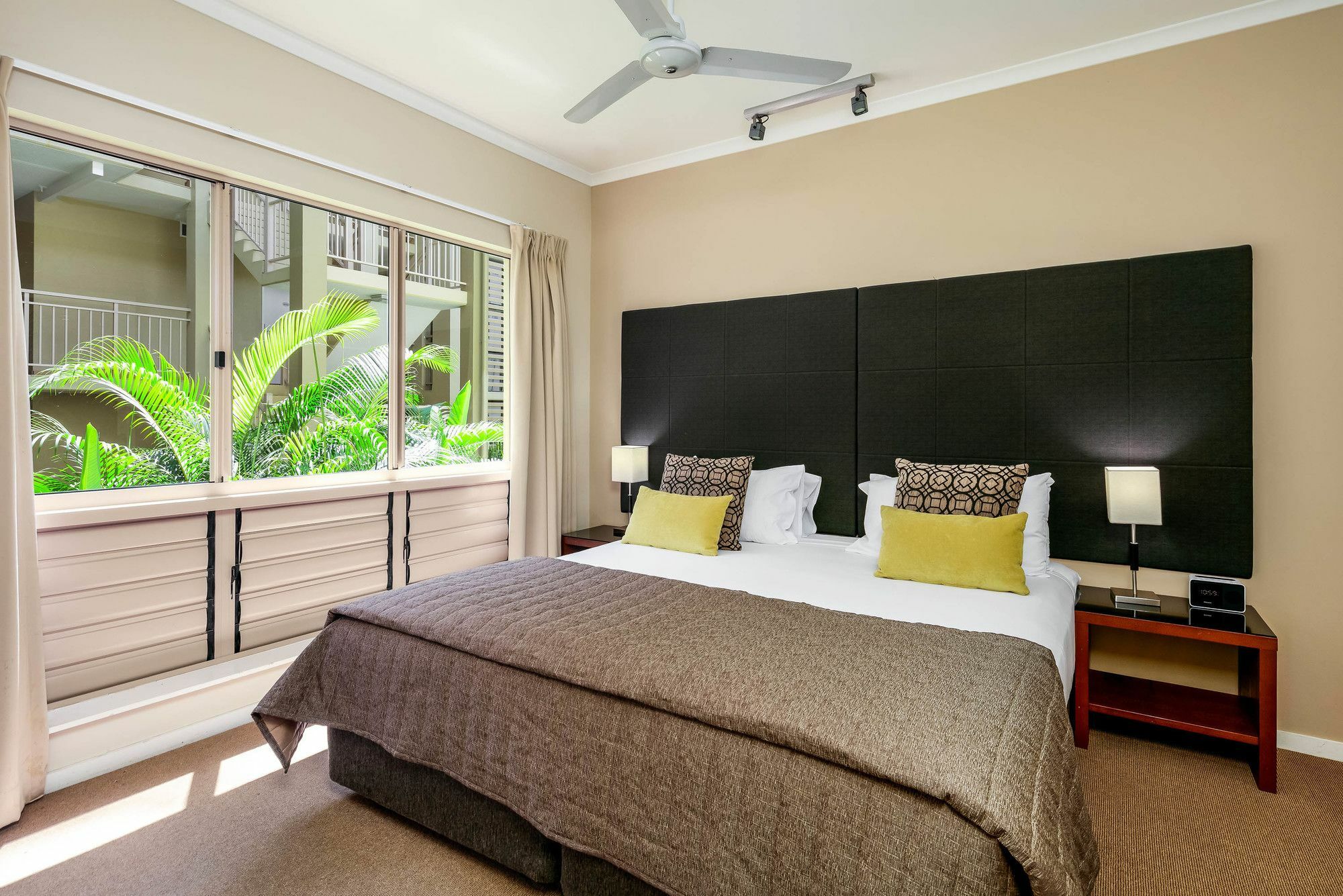 Mantra Amphora Hotel Palm Cove Exterior photo